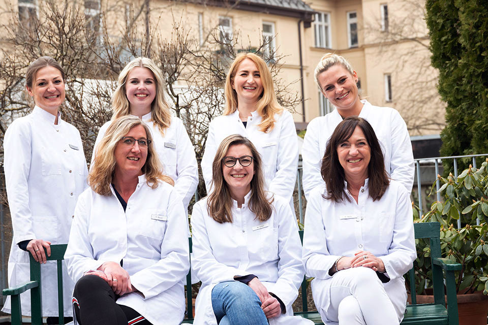 Unter der Leitung von Frau Karin Sachs und Frau Emira Puskar betreut Sie unser Team aus erfahrenen Arzthelferinnen.